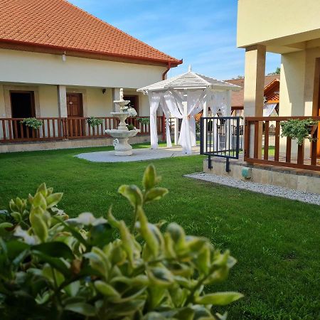 Toroes Panzio Bed & Breakfast Szabolcs ภายนอก รูปภาพ